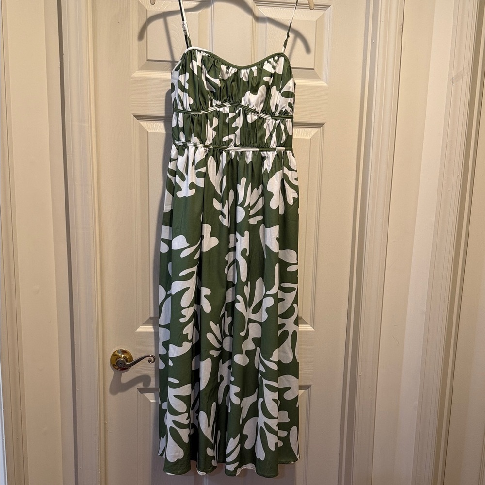 New Green Payton Tropical Print Shirred Bodice Slimming Flowy Beach Midi Large - Picture 4 of 15